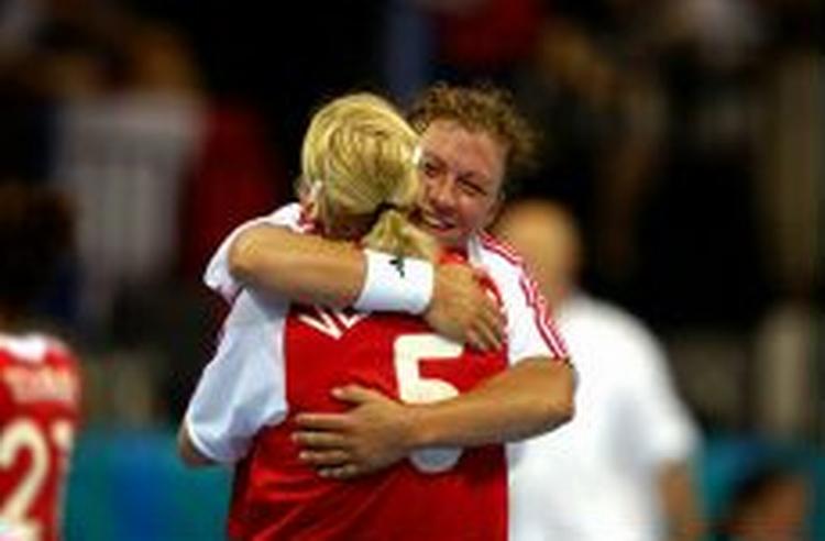 Katrine Fruelund og Mette Vestergaard jubler under OL. - Foto: Jens Dresling 