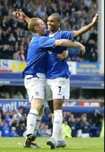 Marcus Bent (th.) fejrer sin scoring sammen med holdkammeraten Steve Watson. - Foto: AP 