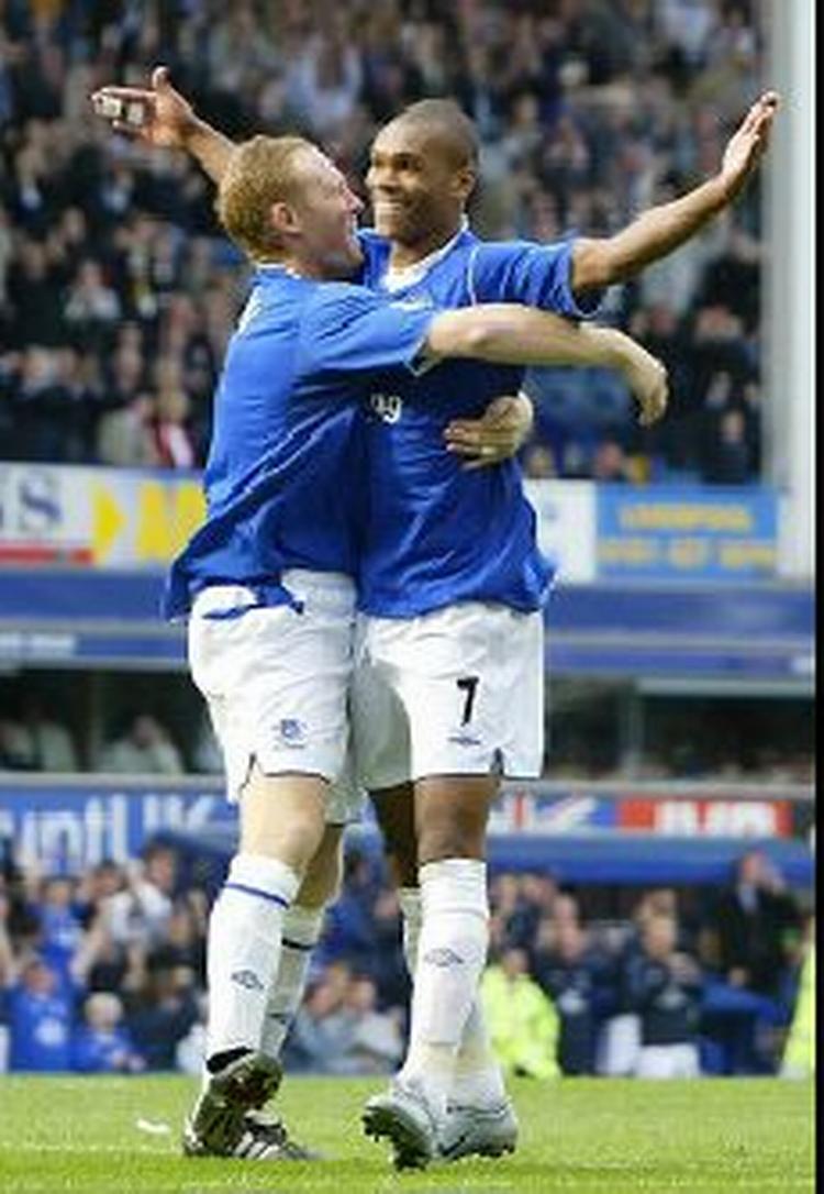 Marcus Bent (th.) fejrer sin scoring sammen med holdkammeraten Steve Watson. - Foto: AP 