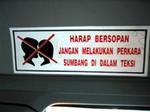 Kys ikke i taxien i Malaysia. Piktogrammet burde sikre, at alle fatter beskeden.   Foto: Simone Fabricius 