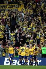 Spillere og fans festede løs, da Brøndby gav FC København en fodboldlektion i Parken på Østerbro. Dermed fik holdet fra Vestegnen sin første sejr i Parken siden 1998.   Foto: Thomas Borberg 