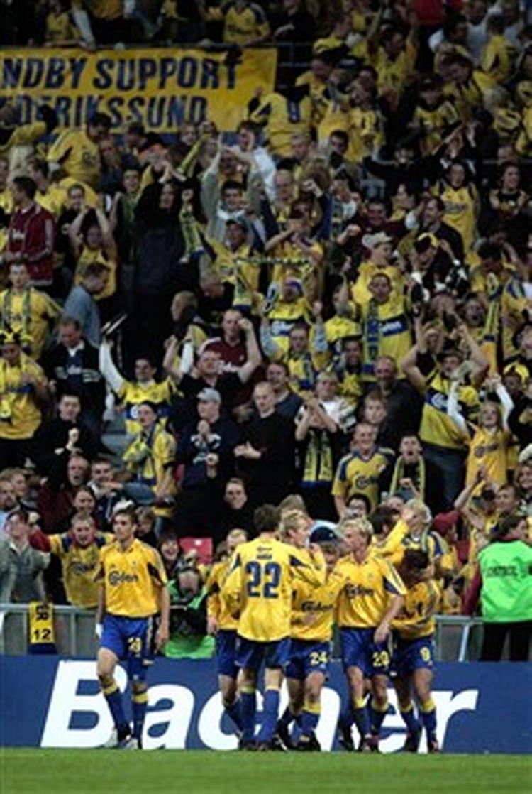 Spillere og fans festede løs, da Brøndby gav FC København en fodboldlektion i Parken på Østerbro. Dermed fik holdet fra Vestegnen sin første sejr i Parken siden 1998.   Foto: Thomas Borberg 