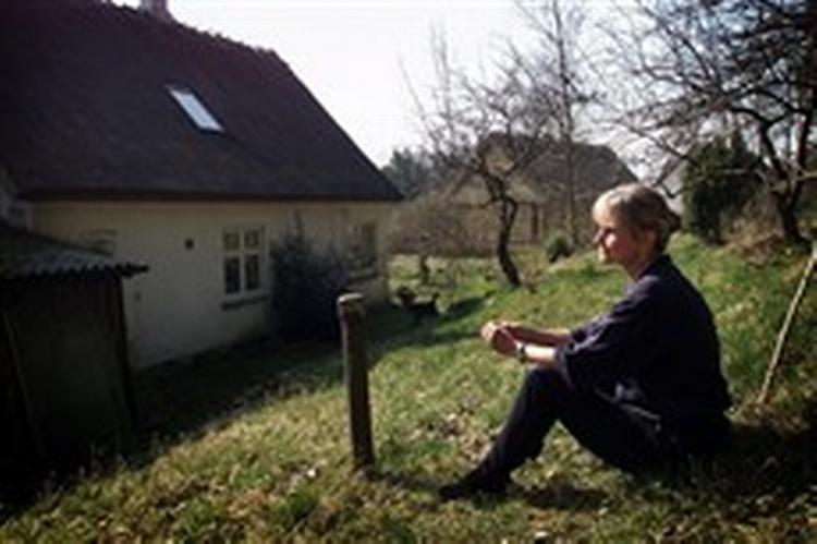 Birthe Kondrup-Gram har sat sit hus ved Arresø til salg efter en lang og bitter strid med naboerne. Hun føler sig svigtet af myndighederne.   Foto: Jens Dresling 