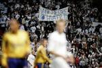 »Vi er mestre, hvad er I?«, lød det på et banner fra FCK´s fans. Måske en mere ydmyg tone var på sin plads efter afklapsningen i Parken. - Foto: Thomas Borberg 