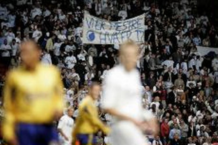 »Vi er mestre, hvad er I?«, lød det på et banner fra FCK´s fans. Måske en mere ydmyg tone var på sin plads efter afklapsningen i Parken. - Foto: Thomas Borberg 