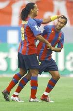 Giovanni van Bronckhorst sørgede for Barcelonas mål i 1-1 kampen mod Atletico Madrid. - Foto: AP 
