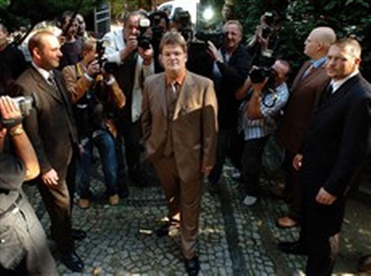 Lederen af det højreradikale tyske parti NPD, Holger Apfel, fotograferet, da han mødtes med pressefolk på afstemningsdagen søndag.   Foto: Jens Meyer/AP 