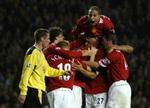 Inde i klumpen der, gemmer sig målscorer Silvestre. Øverst jubler tilbagevendte Rio Ferdinand. - Foto: AP 