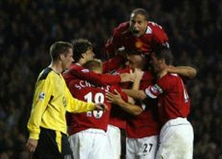 Inde i klumpen der, gemmer sig målscorer Silvestre. Øverst jubler tilbagevendte Rio Ferdinand. - Foto: AP 