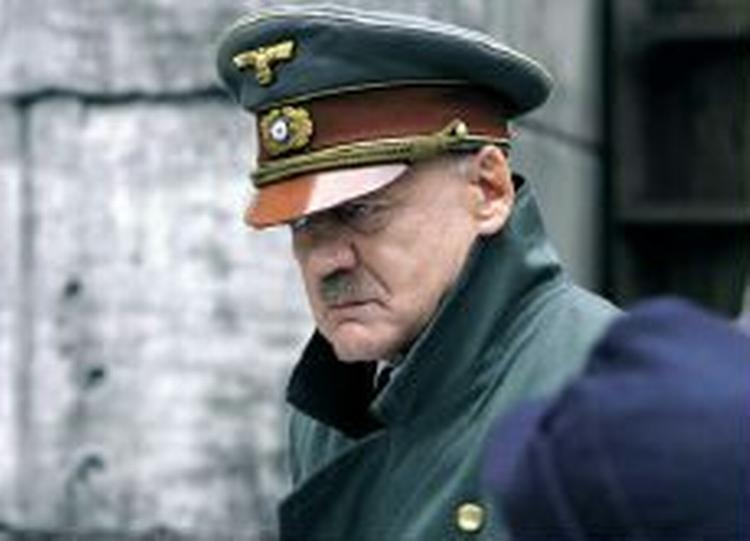Den schweiziske skuespiller Bruno Ganz spiller Hitler i filmen ' Der Untergang', som mange tyskere strømmer til for at se. - Foto fra filmen 