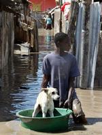 Ingen har fået noget at spise siden søndag, siger dansk nødhjælparbejder fra Haiti om den forfærdelige situation på øen. - Foto: AP 