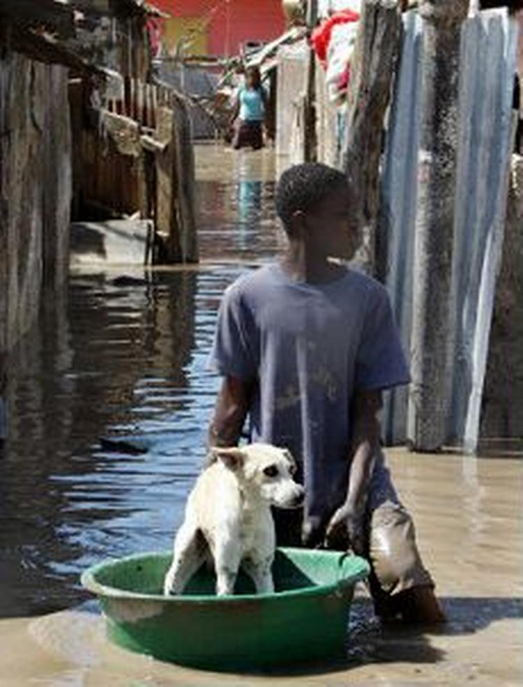 Ingen har fået noget at spise siden søndag, siger dansk nødhjælparbejder fra Haiti om den forfærdelige situation på øen. - Foto: AP 