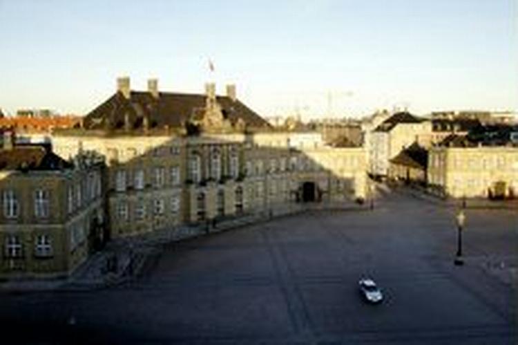 Kongehuset og Amalienborg er blandt de store danske turistattraktioner. Men den kongelige skilsmisse kommer ikke til at påvirke turiststrømmen negativt, mener flere. - Arkivfoto: Thomas Borberg 