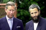 Yusuf Islam aka. Cat Stevens i selskab med Prince Charles i forbindelse med et arrangement på islamisk skole i London, som musikeren har grundlagt. - Foto: AP 