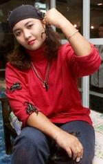 Nur Malena Hassan i en lille hyggestund med et par af sine skorpion-venner. - Foto: AP 