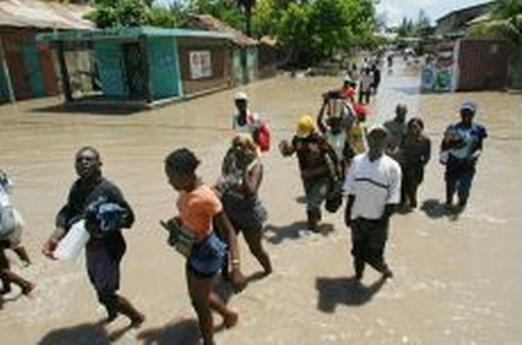 Hjemløse overlevende i gaderne i Gonaives. - Foto: AP 