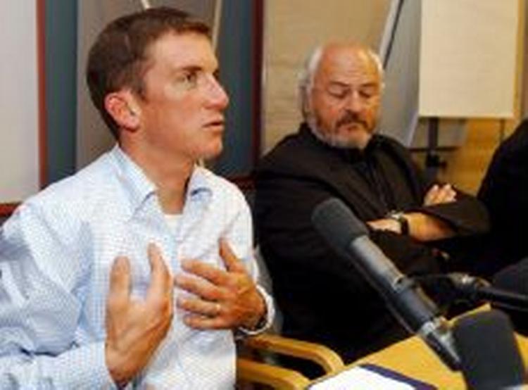 Tyler Hamilton bedyrer sin uskyld. I baggrunden ses cykeldirektør Andy Rihs, der kritiserer selve testmetoden. - Foto: AP 