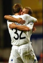 Hjalte Nørregaard får et kram af Peter Møller efter målet til 2-0. - Foto: Jens Dresling 