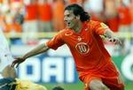 Ruud van Nistelrooy scorede mod Tjekkiet ved EM. Scoringen faldt efter en passiv offside, som flere trænere nu mener bør ændres. - Foto: AP 