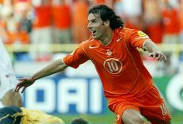 Ruud van Nistelrooy scorede mod Tjekkiet ved EM. Scoringen faldt efter en passiv offside, som flere trænere nu mener bør ændres. - Foto: AP 