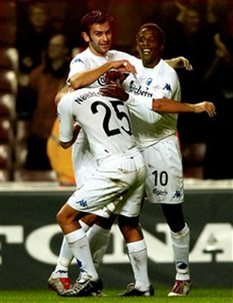 Magne Hoseth (tv.) og Sibusiso Zuma jubler sammen med målscoreren til 2-0, Hjalte Nørregaard.   Foto: Jens Dresling 
