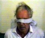 Billedet fra en islamisk hjemmeside hævdes at forestille det britiske gidsel Kenneth Bigley. Gidseltagerne truer med at dræbe ham, medmindre kvindelige irakiske fanger bliver løsladt.   Foto: APTN/AP 