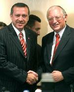 EU's udvidelseskommissær mener efter samtaler med Tyrkiets premierminister Tayyip Erdogan, at landet er klar til optagelsesforhandliner. - Foto: AP 