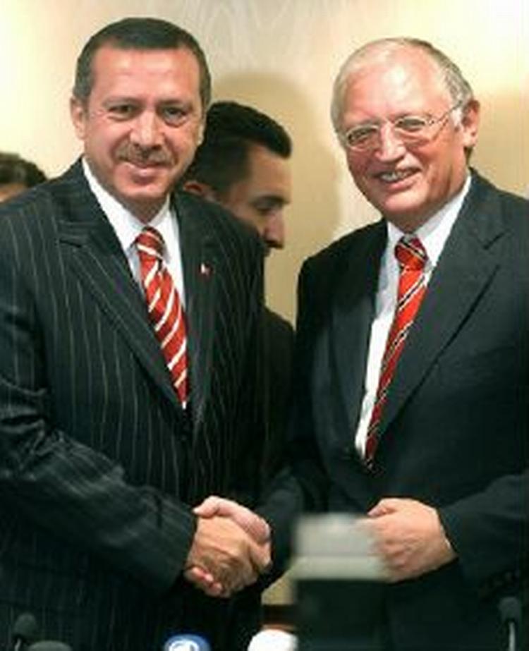 EU's udvidelseskommissær mener efter samtaler med Tyrkiets premierminister Tayyip Erdogan, at landet er klar til optagelsesforhandliner. - Foto: AP 