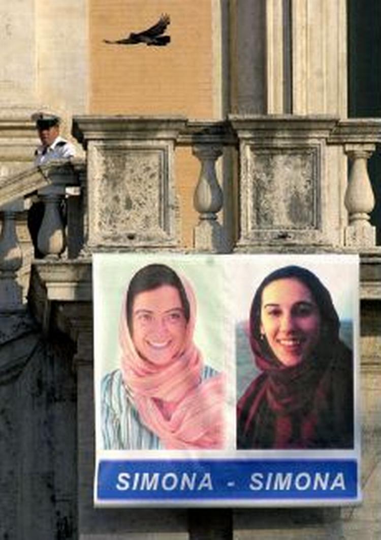 'De to Simonaer', som de bortførte 29-årige hjælpearbejdere omtales som i Italien, blev bortført ved højlys dag i Bagdad tidligere på måneden. - Foto: AP 