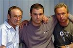 Stanley Bigley (bror), Graig (søn) og Philip (bror) appelerer igen til Tony Blair om at gøre noget. - Foto: AP 