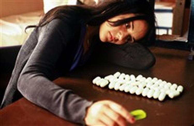 Colombianske Maria Alvarez - spillet smukt af Catalina Sandino Moreno - fylder maven med ampuller af heroin og smugler dem ind i New York. - Foto: Angel Film 
