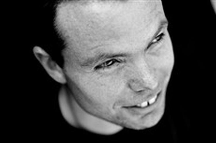 Rasmus Nøhr har vundet og tabt store summer i backgammon, hans venner har snydt ham og stjålet fra ham, men også hjulpet ham. Nu opvarmer han for Thomas Helmig. - Foto: Peter Hove Olesen 