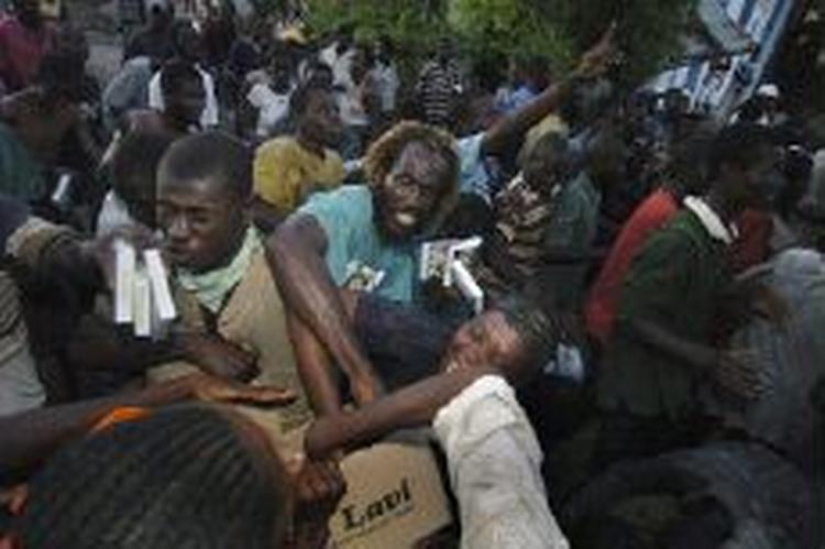 Tusindvis af indbyggere på Haiti kæmper desperat for at få mad og vand. - Foto: AP 