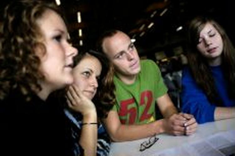 KENDT STOF. Sophie Mathiesen (tv.), Catrine Christoffersen, Mads Bengtsen og Anne Sophie S. Jensen fra 3. w på Gladsaxe Gymnasium er ikke overraskede over kanonudvalget. »Vi læser allerede de fleste«, siger de.   Foto: Thomas Borberg 