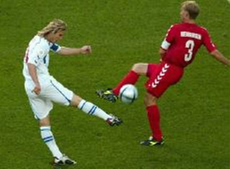 Pavel Nedved har danset sin sidste dans på det tjekkiske landshold - her mod Danmark under EM. - Foto: AP 