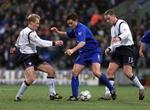 Per Frandsen skiftede før denne sæson fra Bolton til Wigan. Her er han i kamp for Bolton mod Chelsea. - Foto: AP 
