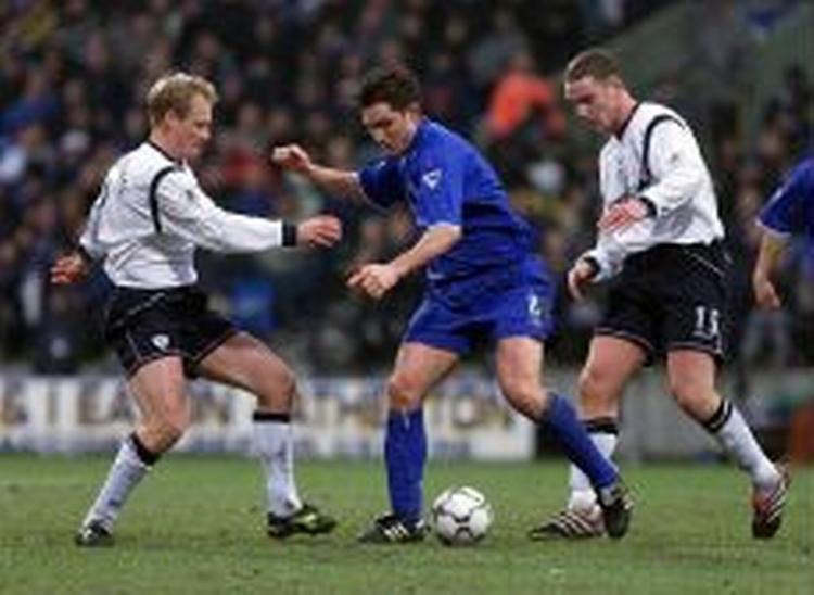 Per Frandsen skiftede før denne sæson fra Bolton til Wigan. Her er han i kamp for Bolton mod Chelsea. - Foto: AP 