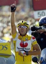 Constantino Zaballa jubler over sejren på en hektisk etape til Collado Villaba. - Foto: AP 