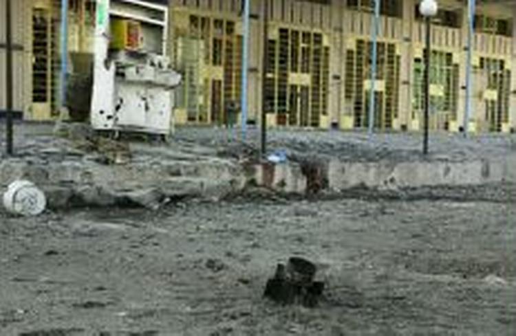 Dagens ret i Bagdad: Ødelæggelser efter et granatnedslag. - Foto: AP 