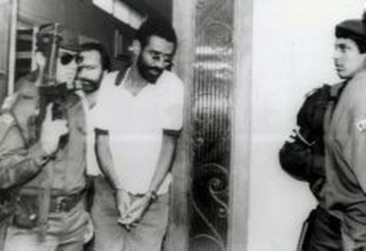Flugtkongen José Carlos dos Reis Ecina under en af talrige anholdelser. Her i Rio de Janerio, 1989. - Arkivfoto: AP 