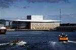 Den enorme bygning ligger midt i havneløbet og udstiller sin mangel på et samlende arkitektonisk greb.   Foto: Jan Grarup 