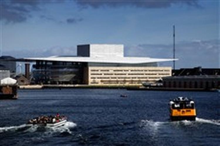 Den enorme bygning ligger midt i havneløbet og udstiller sin mangel på et samlende arkitektonisk greb.   Foto: Jan Grarup 