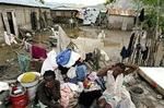 Regeringen i Haiti overvejer at evakuere en del af indbyggerne i Gonaives af frygt for epidemier.   Foto: AP 