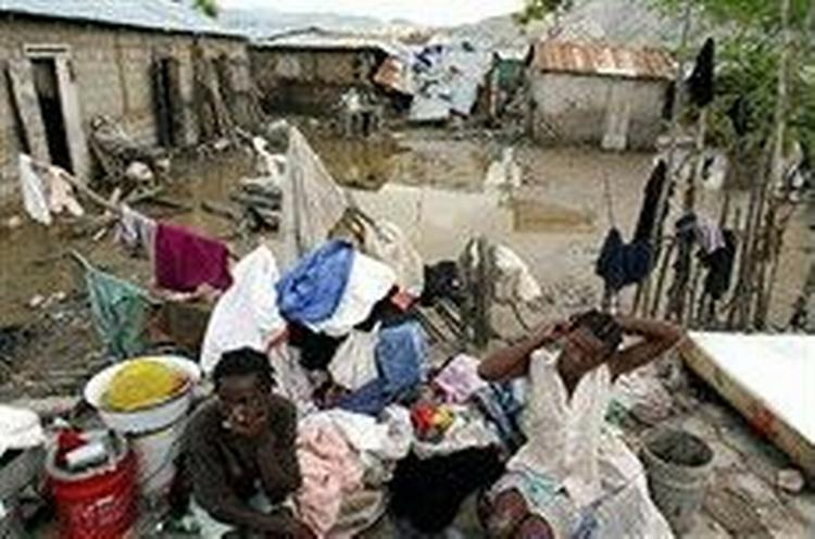 Regeringen i Haiti overvejer at evakuere en del af indbyggerne i Gonaives af frygt for epidemier.   Foto: AP 