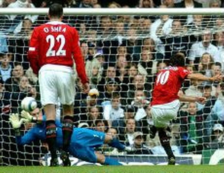 Ruud van Nistelrooy sendte Manchester United på sejrskurs på et straffespark. - Foto: AP 