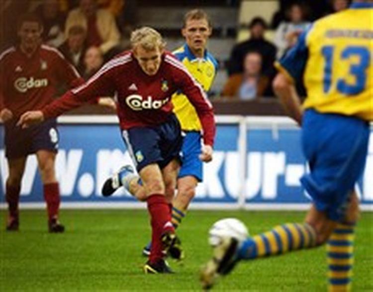 Thomas Kahlenberg sender bolden i mål, og trods fire scoringer kunne det være blevet til endnu flere Brøndby-scoringer med mere effektivitet.   Foto: Jens Dresling 