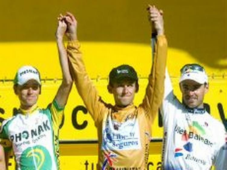 Roberto Heras i midten sammen med Santiago Perez (tv.), der sluttede på andenpladsen og Francisco Mancebo på tredjepladsen. - Foto: AP 