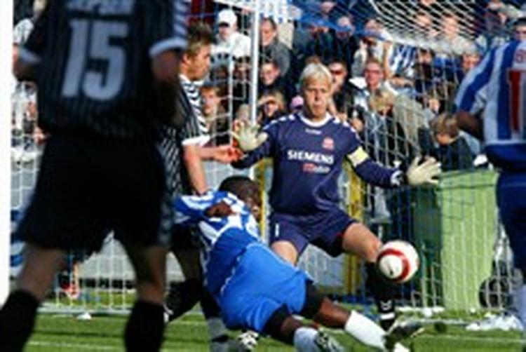 Jimmy Nielsen så ikke godt ud ved OB s reduceringsmål, men med flere store redninger var AaB-keeperen i høj grad med til at sikre sejren over fynboerne.   Foto: Lars Skaaning 