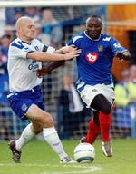 Portsmouth's Lomana Lua Lua i en nærkamp med Everton's Lee Carsley. - Foto: AP 