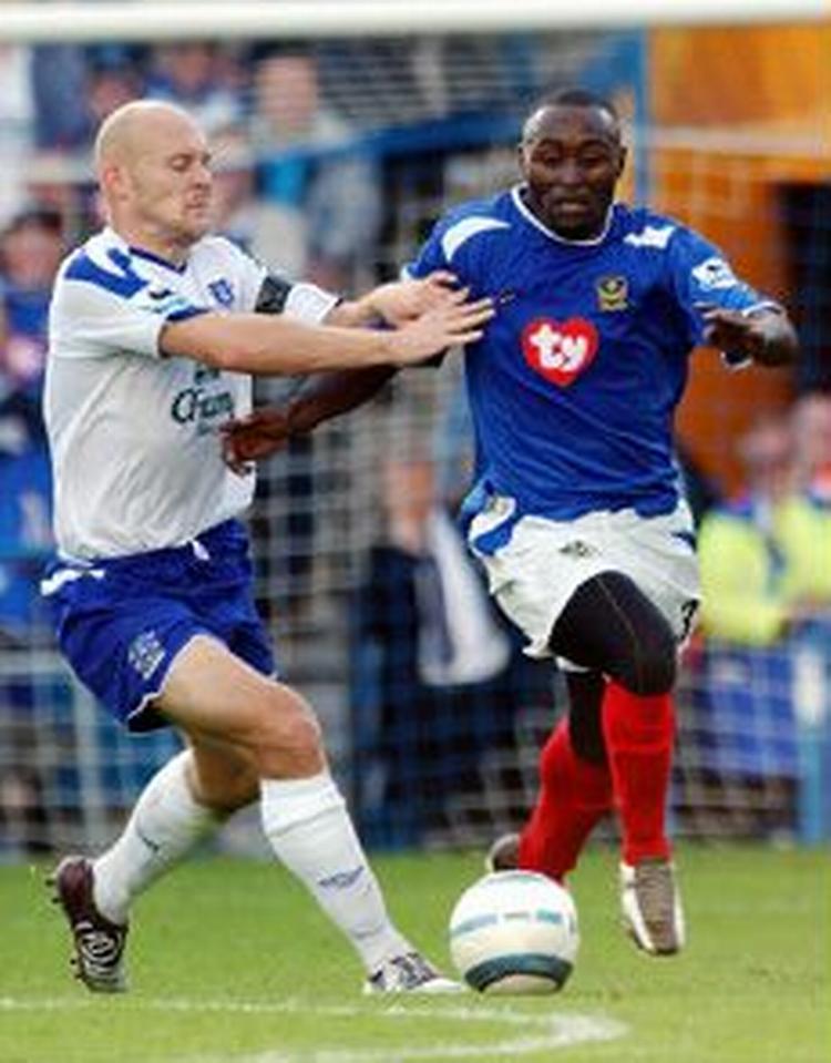 Portsmouth's Lomana Lua Lua i en nærkamp med Everton's Lee Carsley. - Foto: AP 